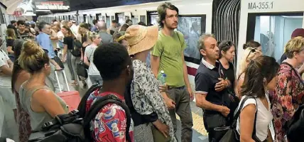  ?? (foto LaPresse) ?? Affollamen­to Romani e turisti mentre salgono su un treno a Termini. È il momento più a rischio scippo