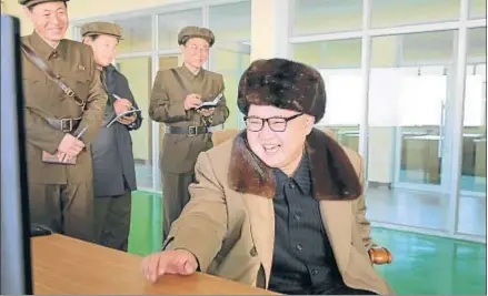  ?? KCNA / REUTERS ?? El líder norcoreano, Kim Jong Un, asistió a las pruebas del nuevo motor en la base de Sohae