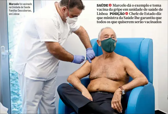  ??  ?? Marcelo foi vacinado na Unidade de Saúde Familiar Descoberta­s, em Lisboa