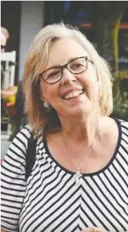  ?? IPOLITICS.CA ?? At left, Elizabeth May appears to hold a reusable cup with a Green party logo
and a metal straw. In the original image, at right, the straw is not there.