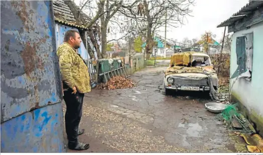  ?? OLEG PETRASYUK / EFE ?? Un residente observa los efectos de los bombardeos en Mykolaiv.