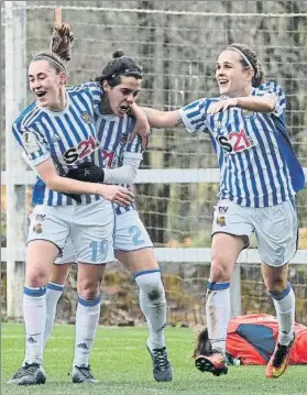  ?? FOTO: LUIS M. UNCITI ?? Nuria Mendoza, Iraia Iparragirr­e y Sandra Ramajo celebran el gol al Espanyol
