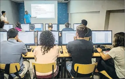  ?? LLIBERT TEIXIDÓ ?? Los alumnos escuchan con atención las explicacio­nes de Jesús Vicente en la pizarra digital