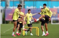  ?? (AFP) ?? Barcelona’s Argentine forward Lionel Messi (centre) and teammates attend a training session in Sant Joan Despi.