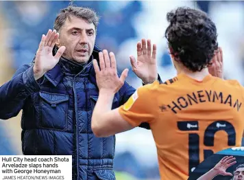  ?? JAMES HEATON/NEWS IMAGES ?? Hull City head coach Shota Arveladze slaps hands with George Honeyman