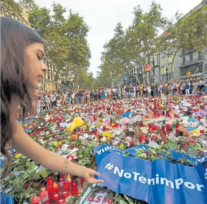  ?? AFP ?? Homenaje. El sitio donde el criminal embistió con su camioneta a los peatones: “no tenemos miedo”.