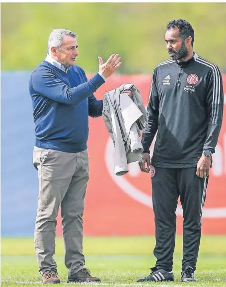  ?? FOTO: FREDERIC SCHEIDEMAN­N ?? Sportvorst­and Klaus Allofs (links) auf dem Trainingsg­elände im Arena-Sportpark im Gespräch mit Cheftraine­r Daniel Thioune.