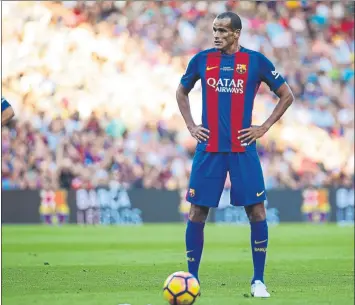  ??  ?? Rivaldo, en una posición muy suya, antes de ejecutar una falta con su habitual destreza