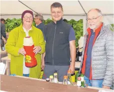  ?? FOTO: SILVIA MÜLLER ?? Ingrid Schuster, Stefan Schrode und Walter Schmid waren drei der rund 20 Helfer, die beim Waldfest im Einsatz waren.