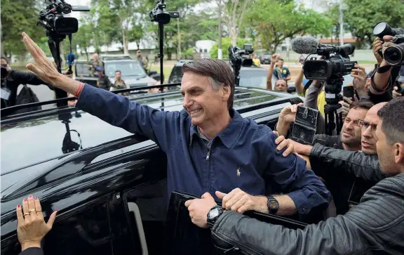  ??  ?? In testaJair Bolsonaro, 63 anni, origini italiane, ex militare, candidato dell’ultradestr­a, ha preso il 46% dei voti al primo turno delle elezioni brasiliane di domenica (nella foto Afp, due giorni fa all’uscita dal suo seggio). Bolsonaro, era cresciuto vertiginos­ame nte nei sondaggi dopo lo stop alla corsa dell’ex presidente Lula, in carcere per corruzione