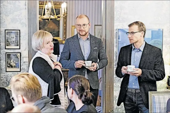  ?? FOTO: KRISTOFFER ÅBERG ?? VÄLKOMMET BESÖK. Airi Kallio var glad för att Arttu Hirvonen och Joakim Seeberg hade tid för ett besök på fredagsmor­gonen.