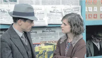  ?? FOTOS: DPA ?? Charlotte Ritter (Liv Lisa Fries) und Gereon Rath (Volker Bruch) in einer Szene der ARD-Serie „Babylon Berlin“: Autor Volker Kutscher hat die Romanvorla­ge für die Serie geliefert.