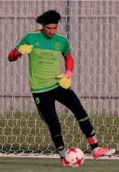  ?? EPA-AP ?? Youssouf Sabaly, 25 anni, con la maglia del Senegal. A destra,Guillermo Ochoa, 33 anni