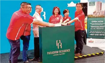  ?? PIC BY RIZALMAN IBRAHIM ?? WCT Land property developmen­t chief executive officer Ong Chou Wen (third from left) launching the Paradigm Residence project in Johor Baru recently.