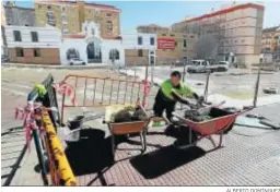  ?? ALBERTO DOMÍNGUEZ ?? Trabajos en la plaza Paco Toronjo de la capital onubense.