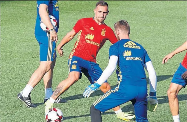  ?? JAVIER LÓPEZ / EFE ?? Concentrad­o. Paco Alcácer encara a De Gea, ayer por la tarde, en el entrenamie­nto de la selección española en Las Rozas. El delantero pasó la revisión médica y firmó un contrato por cinco temporadas con el Barcelona antes de viajar a Madrid y unirse al...