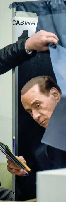  ??  ?? A Milano Silvio Berlusconi, 81 anni, leader di Forza Italia, ieri al seggio