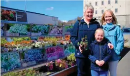  ??  ?? Tone Lende sier at hun ikke er redd for å bruke kunstgjøds­el på plantene sine. Her sammen med døtrene Thelma og Thea Omland.