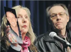  ?? GLENN BAGLO ?? Mary Barber holds a photo in 2009 of her son Jonathan, who was a victim of a 2008 gang shooting. Father Michael looks on.