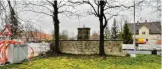  ?? ?? Hier, auf der Rückseite des Kriegerden­kmals in Königsbrun­n, soll der Friedensga­rten oder Königsgart­en entstehen.