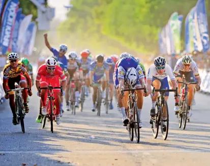  ?? FOTO BILL TORRES/@SPORT ?? El violento remate del belga Tom Boonen, compañero de escuadra de Fernando Gaviria, sobre el italiano Elia Viviani, durante la segunda etapa de la Vuelta a San Juan ayer.