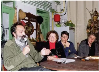  ??  ?? Autour d’Élisabeth Lerminier, la maîtresse des lieux : des représenta­nts du collectif Novipals et du Cric de Mantes-la-Ville.