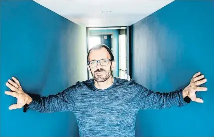  ?? XAVIER CERVERA ?? El escritor Isaac Rosa, fotografia­do en un hotel de Barcelona, entre dos paredes paralelas