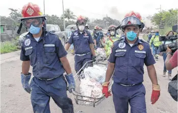  ?? /EFE ?? Rescatista­s evacúan varios cuerpos hallados ayer, en el caserío de San Miguel de Los Lotes, una aldea integrada a la ciudad de Escuintla (Guatemala).