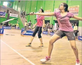  ?? ASHOK DUTTA/HT PHOTO ?? The duo of Anushka and Muskan in action during their match at the District Badminton Championsh­ip in Lucknow on Thursday.