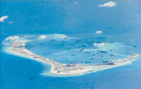  ?? REUTERS ?? Buques chinos durante los trabajos de construcci­ón de una isla artificial en el archipiéla­go de las disputadas islas Spratly