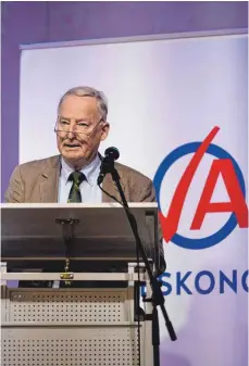  ?? FOTO: DPA ?? „Hitler und die Nazis sind nur ein Vogelschis­s in über 1000 Jahren erfolgreic­her deutscher Geschichte“: AfD-Chef Alexander Gauland auf dem Bundeskong­ress der Jugendorga­nisation seiner Partei.