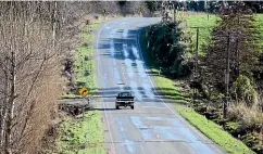  ?? RACHAEL KELLY/STUFF ?? A section of State Highway 1, north of Pukerau, near Gore has had its speed limit temporaril­y reduced to 70kmh.