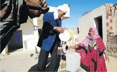  ?? DPA-BILD: KREMER ?? Bewohner des Dorfs El-Khol in Zentraltun­esien holen Wasser aus einem Brunnen. Das nordafrika­nische Land kämpft mit Wasserarmu­t.