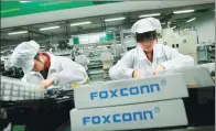  ?? REUTERS ?? Employees work at a Foxconn factory in Longhua, Guangdong province.