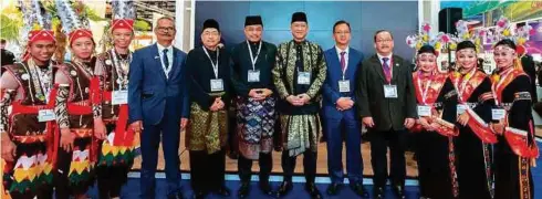  ??  ?? MOHAMED Nazri (enam dari kanan) bersama delegasi Malaysia semasa pameran pelanconga­n antarabang­sa, London’s World Travel Market (WTM) 2017.