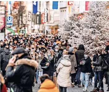  ?? RP-FOTO: ANDREAS ENDERMANN ?? So voll wurde es auf der Schadowstr­aße am Samstag vor dem zweiten Advent. Vor vielen Geschäften mussten Kunden Wartezeite­n in Kauf nehmen.