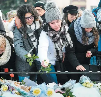  ?? PHOTO AFP ?? Des gerbes de fleurs ont été déposées en l’honneur des victimes de l’attaque terroriste.