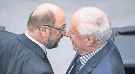  ?? FOTO: DPA ?? Martin Schulz (l., SPD) und Oskar Lafontaine (Linke) in der Bundesvers­ammlung Mitte Februar.