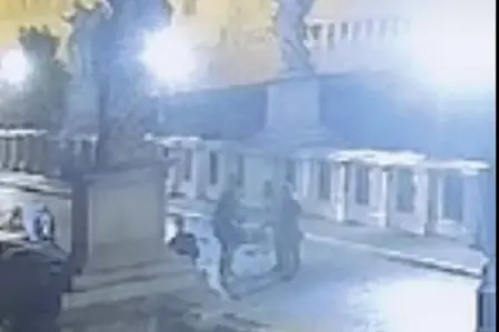  ?? ?? Ponte Sant’Angelo, il video della notte del 5 ottobre in cui sono stati ripresi i vandali