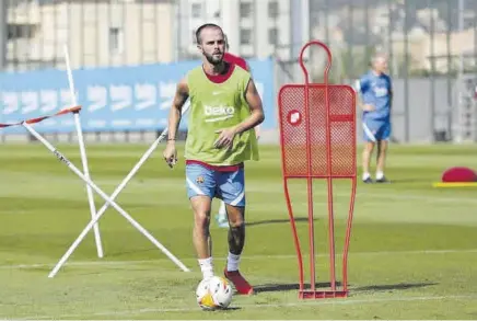  ?? FCB ?? Pjanic sigue ejercitánd­ose como azulgrana a la espera de que pueda resolver su regreso al fútbol italiano, ya sea en la Juve o en otro club como el Inter
//