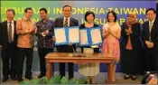  ?? ANTIN IRSANTI/JAWA POS ?? PUSAT STUDI: Rektor Unair Prof M. Nasih (empat dari kiri) dan Vice President Asia University in Taiwan Prof Huei-Chen Ko (lima dari kiri) setelah peresmian Indonesia-Taiwan Education Center.