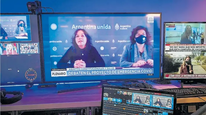  ??  ?? A la defensiva. La secretaria de Legal y Técnica, Vilma Ibarra, y la ministra de Salud, Carla Vizzotti, fundamenta­l la ley de superpoder­es ante el plenario de comisiones del Senado.