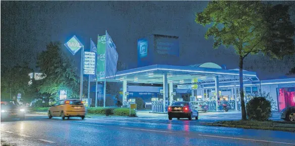  ?? FOTO: WYNRICH ZLOMKE ?? Beliebt ist die Tankstelle in der Ravensburg­er Jahnstraße. Denn sie hat rund um die Uhr geöffnet. Sie ist damit ein optimales Alkoholver­sorgungsze­ntrum. Und ihr Umfeld ein Platz für nächtliche Feiergelag­e – sehr zum Leiden der direkten Nachbarn.