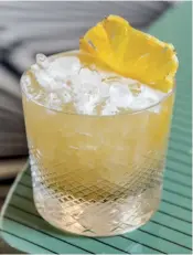  ??  ?? PINEAPPLE BRAMBLE «Un rum invecchiat­o per 12 anni nella distilleri­a storica che fu di Fidel Castro, abbinato al liquore di more e all’ananas fresco, diventa l’elisir perfetto per un drink capace di convincere anche chi di solito non ama troppa dolcezza».