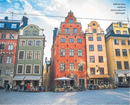  ??  ?? Edificios altos
rodean la céntrica plaza de
Stortorget.