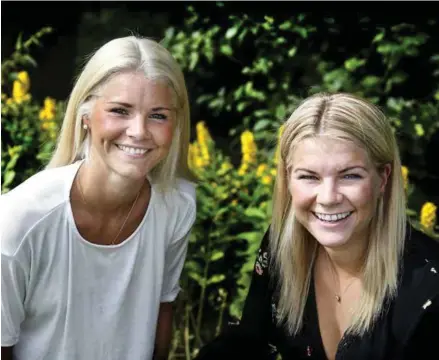  ??  ?? FOTBALLAER­E:Andrine (til v.) og Ada Hegerberg er i Oslo på ferie. Den bruker de til å laere unge fotballjen­ter om hvordan de skal bli bedre spillere.