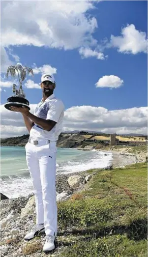  ??  ?? MY PRIZE: Alvaro Quiros, of Spain, after winning the Rocco Forte Open