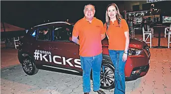  ??  ?? José Burgos junto a Claudia Graugnard en la presentaci­ón del moderno Nissan Kicks.