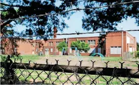  ?? [PHOTO BY JIM BECKEL, THE
OKLAHOMAN ARCHIVES] ?? Fencing surrounds the now-closed Dunbar Elementary at 1432 NE 7.