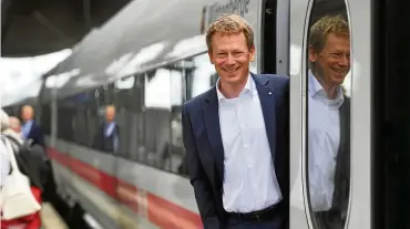  ??  ?? „Auf lange Sicht sprechen alle Megatrends für die klimafreun­dliche Bahn“: Bahnchef Lutz.
FOTO: O. LANG/DB AG